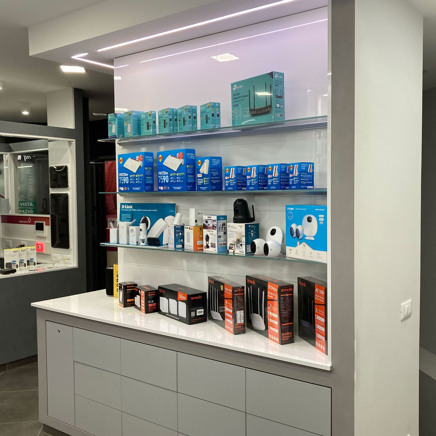Store Cascone Group con prodotti di rete e smart home